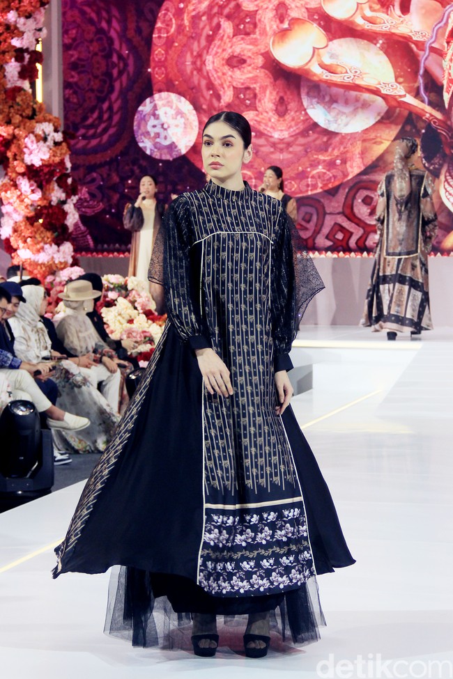 Fashion show koleksi baju Lebaran 2025 dari brand Shella Saukia di Main Atrium Gandaria City, Jakarta Selatan. Rabu [26/2/2025]. Sehlla menghadirkan dress motif floral, arsitektur bangunan Timur Tengah hingga signature monogram SS dengan menggunakan bahan organza print, bordir dan detail payet. Foto: Mohammad Abduh/detikcom