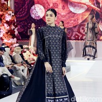 Fashion show koleksi baju Lebaran 2025 dari brand Shella Saukia di Main Atrium Gandaria City, Jakarta Selatan. Rabu [26/2/2025]. Sehlla menghadirkan dress motif floral, arsitektur bangunan Timur Tengah hingga signature monogram SS dengan menggunakan bahan organza print, bordir dan detail payet. Foto: Mohammad Abduh/detikcom