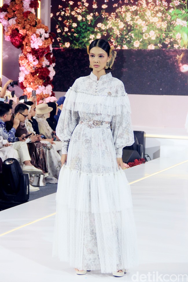Fashion show koleksi baju Lebaran 2025 dari brand Shella Saukia di Main Atrium Gandaria City, Jakarta Selatan. Rabu [26/2/2025]. Sehlla menghadirkan dress motif floral, arsitektur bangunan Timur Tengah hingga signature monogram SS dengan menggunakan bahan organza print, bordir dan detail payet. Foto: Mohammad Abduh/detikcom