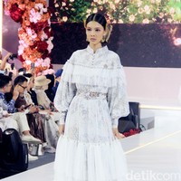 Fashion show koleksi baju Lebaran 2025 dari brand Shella Saukia di Main Atrium Gandaria City, Jakarta Selatan. Rabu [26/2/2025]. Sehlla menghadirkan dress motif floral, arsitektur bangunan Timur Tengah hingga signature monogram SS dengan menggunakan bahan organza print, bordir dan detail payet. Foto: Mohammad Abduh/detikcom