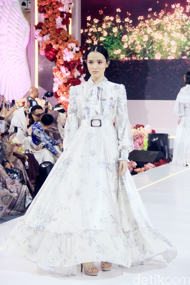Fashion show koleksi baju Lebaran 2025 dari brand Shella Saukia di Main Atrium Gandaria City, Jakarta Selatan. Rabu [26/2/2025]. Sehlla menghadirkan dress motif floral, arsitektur bangunan Timur Tengah hingga signature monogram SS dengan menggunakan bahan organza print, bordir dan detail payet. Foto: Mohammad Abduh/detikcom