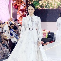 Fashion show koleksi baju Lebaran 2025 dari brand Shella Saukia di Main Atrium Gandaria City, Jakarta Selatan. Rabu [26/2/2025]. Sehlla menghadirkan dress motif floral, arsitektur bangunan Timur Tengah hingga signature monogram SS dengan menggunakan bahan organza print, bordir dan detail payet. Foto: Mohammad Abduh/detikcom