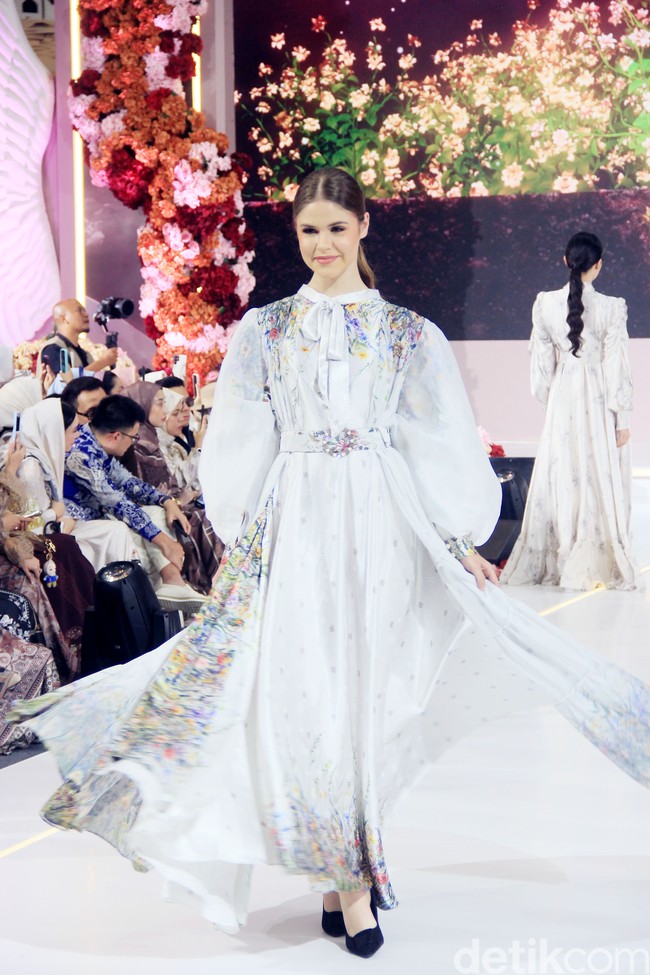 Fashion show koleksi baju Lebaran 2025 dari brand Shella Saukia di Main Atrium Gandaria City, Jakarta Selatan. Rabu [26/2/2025]. Sehlla menghadirkan dress motif floral, arsitektur bangunan Timur Tengah hingga signature monogram SS dengan menggunakan bahan organza print, bordir dan detail payet. Foto: Mohammad Abduh/detikcom
