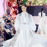 Fashion show koleksi baju Lebaran 2025 dari brand Shella Saukia di Main Atrium Gandaria City, Jakarta Selatan. Rabu [26/2/2025]. Sehlla menghadirkan dress motif floral, arsitektur bangunan Timur Tengah hingga signature monogram SS dengan menggunakan bahan organza print, bordir dan detail payet. Foto: Mohammad Abduh/detikcom