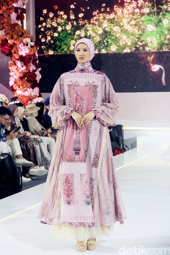 Fashion show koleksi baju Lebaran 2025 dari brand Shella Saukia di Main Atrium Gandaria City, Jakarta Selatan. Rabu [26/2/2025]. Sehlla menghadirkan dress motif floral, arsitektur bangunan Timur Tengah hingga signature monogram SS dengan menggunakan bahan organza print, bordir dan detail payet. Foto: Mohammad Abduh/detikcom
