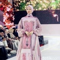 Fashion show koleksi baju Lebaran 2025 dari brand Shella Saukia di Main Atrium Gandaria City, Jakarta Selatan. Rabu [26/2/2025]. Sehlla menghadirkan dress motif floral, arsitektur bangunan Timur Tengah hingga signature monogram SS dengan menggunakan bahan organza print, bordir dan detail payet. Foto: Mohammad Abduh/detikcom