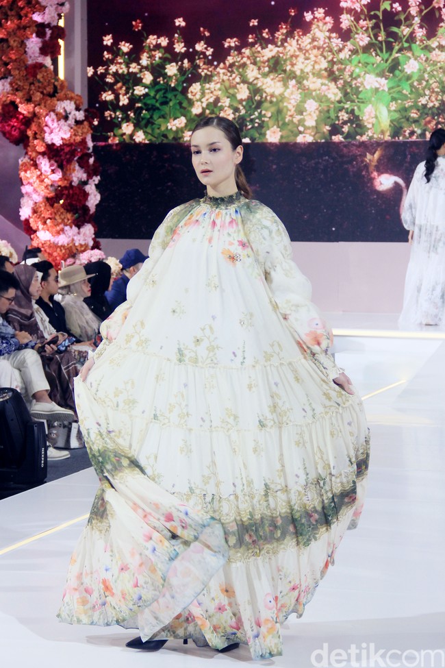 Fashion show koleksi baju Lebaran 2025 dari brand Shella Saukia di Main Atrium Gandaria City, Jakarta Selatan. Rabu [26/2/2025]. Sehlla menghadirkan dress motif floral, arsitektur bangunan Timur Tengah hingga signature monogram SS dengan menggunakan bahan organza print, bordir dan detail payet. Foto: Mohammad Abduh/detikcom