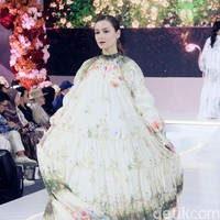Fashion show koleksi baju Lebaran 2025 dari brand Shella Saukia di Main Atrium Gandaria City, Jakarta Selatan. Rabu [26/2/2025]. Sehlla menghadirkan dress motif floral, arsitektur bangunan Timur Tengah hingga signature monogram SS dengan menggunakan bahan organza print, bordir dan detail payet. Foto: Mohammad Abduh/detikcom