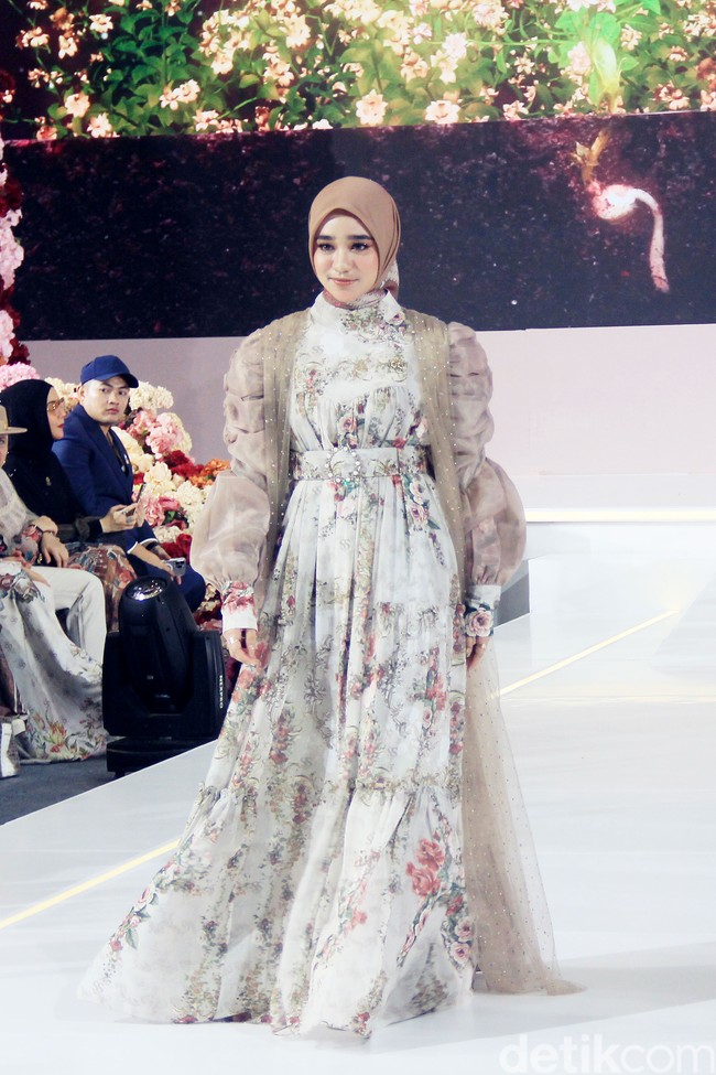Fashion show koleksi baju Lebaran 2025 dari brand Shella Saukia di Main Atrium Gandaria City, Jakarta Selatan. Rabu [26/2/2025]. Sehlla menghadirkan dress motif floral, arsitektur bangunan Timur Tengah hingga signature monogram SS dengan menggunakan bahan organza print, bordir dan detail payet. Foto: Mohammad Abduh/detikcom