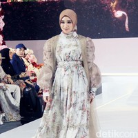 Fashion show koleksi baju Lebaran 2025 dari brand Shella Saukia di Main Atrium Gandaria City, Jakarta Selatan. Rabu [26/2/2025]. Sehlla menghadirkan dress motif floral, arsitektur bangunan Timur Tengah hingga signature monogram SS dengan menggunakan bahan organza print, bordir dan detail payet. Foto: Mohammad Abduh/detikcom