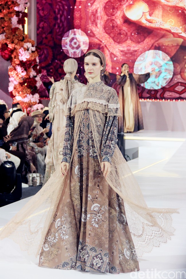 Fashion show koleksi baju Lebaran 2025 dari brand Shella Saukia di Main Atrium Gandaria City, Jakarta Selatan. Rabu [26/2/2025]. Sehlla menghadirkan dress motif floral, arsitektur bangunan Timur Tengah hingga signature monogram SS dengan menggunakan bahan organza print, bordir dan detail payet. Foto: Mohammad Abduh/detikcom