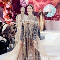 Fashion show koleksi baju Lebaran 2025 dari brand Shella Saukia di Main Atrium Gandaria City, Jakarta Selatan. Rabu [26/2/2025]. Sehlla menghadirkan dress motif floral, arsitektur bangunan Timur Tengah hingga signature monogram SS dengan menggunakan bahan organza print, bordir dan detail payet. Foto: Mohammad Abduh/detikcom