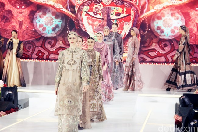 Fashion show koleksi baju Lebaran 2025 dari brand Shella Saukia di Main Atrium Gandaria City, Jakarta Selatan. Rabu [26/2/2025]. Sehlla menghadirkan dress motif floral, arsitektur bangunan Timur Tengah hingga signature monogram SS dengan menggunakan bahan organza print, bordir dan detail payet. Foto: Mohammad Abduh/detikcom