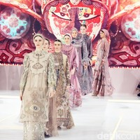 Fashion show koleksi baju Lebaran 2025 dari brand Shella Saukia di Main Atrium Gandaria City, Jakarta Selatan. Rabu [26/2/2025]. Sehlla menghadirkan dress motif floral, arsitektur bangunan Timur Tengah hingga signature monogram SS dengan menggunakan bahan organza print, bordir dan detail payet. Foto: Mohammad Abduh/detikcom