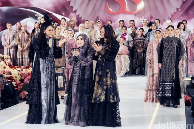 Fashion show koleksi baju Lebaran 2025 dari brand Shella Saukia di Main Atrium Gandaria City, Jakarta Selatan. Rabu [26/2/2025]. Sehlla menghadirkan dress motif floral, arsitektur bangunan Timur Tengah hingga signature monogram SS dengan menggunakan bahan organza print, bordir dan detail payet. Foto: Mohammad Abduh/detikcom