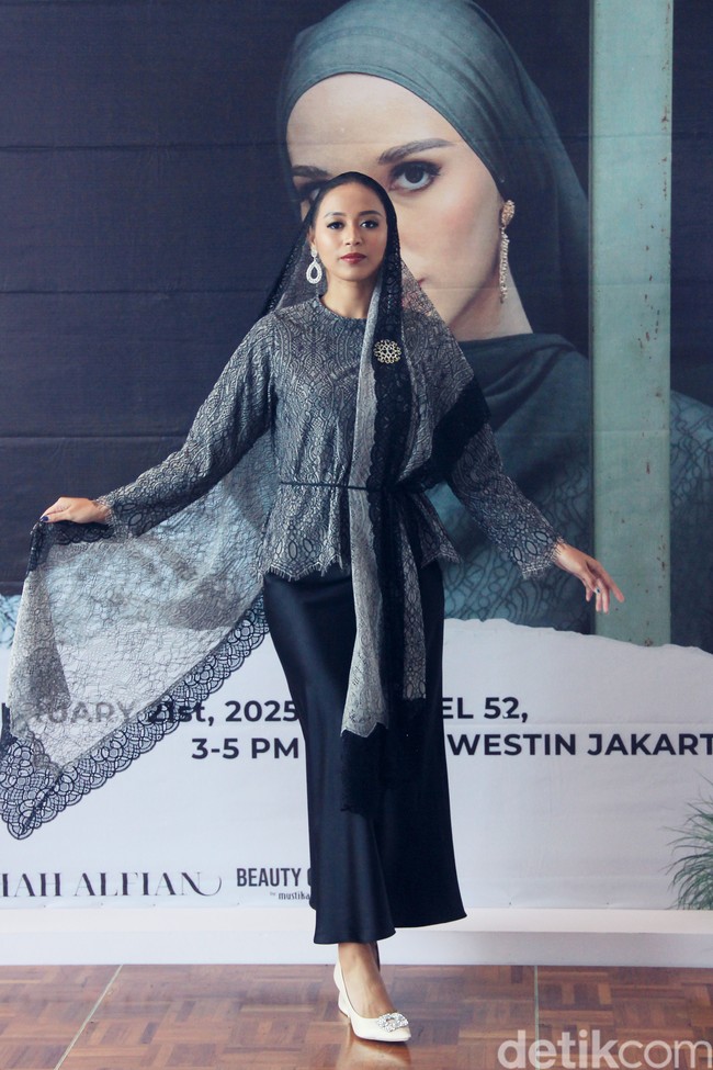 Happy Jehan sebagai pemilik brand Ellaya mengungkapkan koleksi Lebaran 2025 bertema Papyrus Bloom terinspirasi dari bunga pada zaman Mesir kuno yang hingga saat ini masih bermanfaat. Fashion show koleksi baju lebaran Ellaya 2025 digelar di Westin Hotel, Jakarta. Foto: Mohammad Abduh/detikcom.