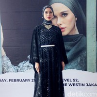 Happy Jehan sebagai pemilik brand Ellaya mengungkapkan koleksi Lebaran 2025 bertema Papyrus Bloom terinspirasi dari bunga pada zaman Mesir kuno yang hingga saat ini masih bermanfaat. Fashion show koleksi baju lebaran Ellaya 2025 digelar di Westin Hotel, Jakarta.  Foto: Mohammad Abduh/detikcom.