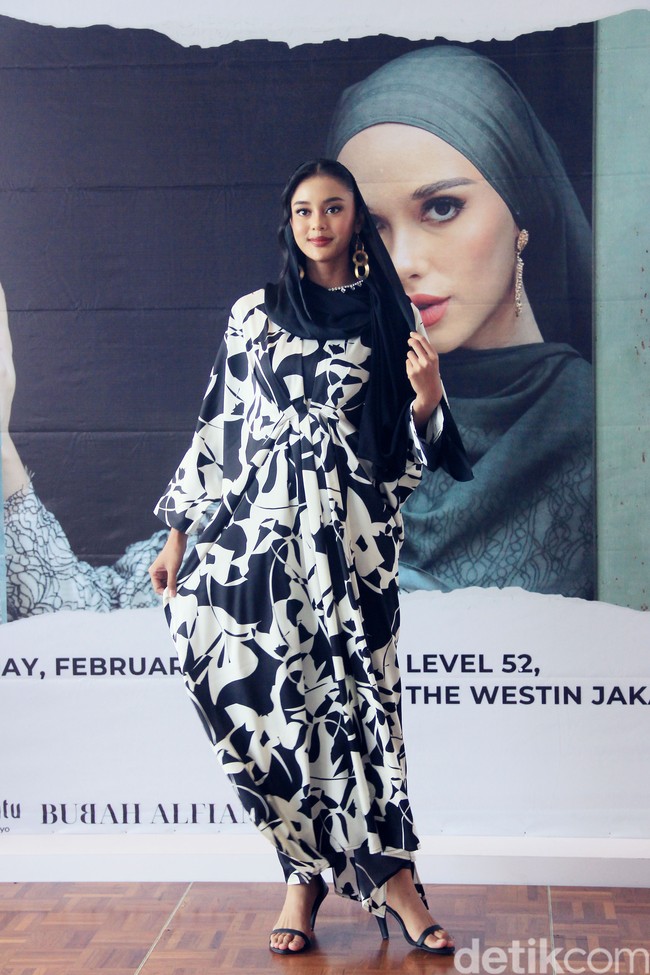 Happy Jehan sebagai pemilik brand Ellaya mengungkapkan koleksi Lebaran 2025 bertema Papyrus Bloom terinspirasi dari bunga pada zaman Mesir kuno yang hingga saat ini masih bermanfaat. Fashion show koleksi baju lebaran Ellaya 2025 digelar di Westin Hotel, Jakarta.  Foto: Mohammad Abduh/detikcom.