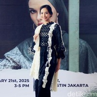 Happy Jehan sebagai pemilik brand Ellaya mengungkapkan koleksi Lebaran 2025 bertema Papyrus Bloom terinspirasi dari bunga pada zaman Mesir kuno yang hingga saat ini masih bermanfaat. Fashion show koleksi baju lebaran Ellaya 2025 digelar di Westin Hotel, Jakarta.  Foto: Mohammad Abduh/detikcom.