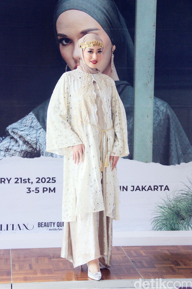 Happy Jehan sebagai pemilik brand Ellaya mengungkapkan koleksi Lebaran 2025 bertema Papyrus Bloom terinspirasi dari bunga pada zaman Mesir kuno yang hingga saat ini masih bermanfaat. Fashion show koleksi baju lebaran Ellaya 2025 digelar di Westin Hotel, Jakarta.  Foto: Mohammad Abduh/detikcom.