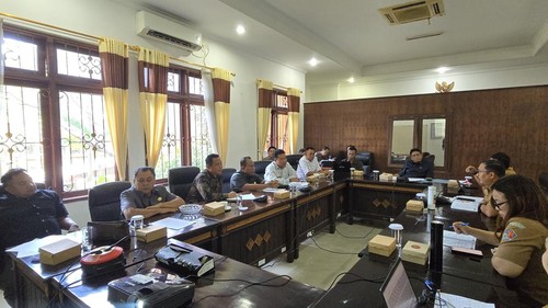 Komisi III DPRD Buleleng saat rapat dengar pendapat bersama BPKPD Buleleng bertempat di ruang Komisi III DPRD Buleleng, Senin (3/3/2025). (Foto: Dok. DPRD Buleleng)