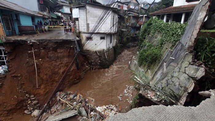 Jembatan dan jalan terputus akibat diterjang banjir bandang di Kampung Pensiunan, Desa Tugu Selatan, Cisarua, Kabupaten Bogor, Jawa Barat, Senin (3/3/2025). BPBD Kabupaten Bogor, Jawa Barat mencatat sebanyak 423 jiwa di Kampung Pensiunan tersebut terdampak bencana banjir akibat luapan Sungai Ciliwung. ANTARA FOTO/Yulius Satria Wijaya/Spt.