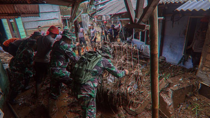 Jembatan dan jalan terputus akibat diterjang banjir bandang di Kampung Pensiunan, Desa Tugu Selatan, Cisarua, Kabupaten Bogor, Jawa Barat, Senin (3/3/2025). BPBD Kabupaten Bogor, Jawa Barat mencatat sebanyak 423 jiwa di Kampung Pensiunan tersebut terdampak bencana banjir akibat luapan Sungai Ciliwung. ANTARA FOTO/Yulius Satria Wijaya/Spt.
