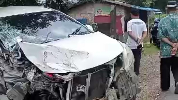 Kondisi minibus rusak parah usai ditabrak truk di Maros.