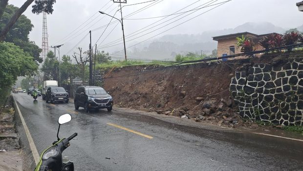 Kondisi terkini tebing yang longsor di Jalan Raya Puncak, Bogor pada Minggu (2/3/2025) malam.