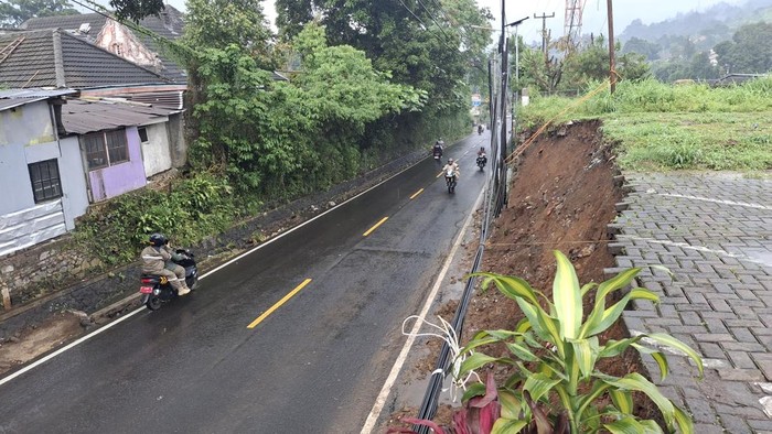 Kondisi terkini tebing yang longsor di Jalan Raya Puncak, Bogor pada Minggu (2/3/2025) malam.