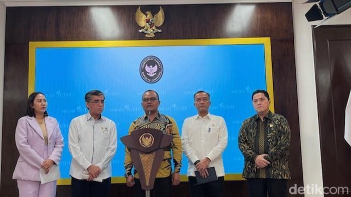 Koordinator Serikat Pekerja PT Sritex Slamet Kaswanto (tengah) bersama Menaker hingga Menteri BUMN, usai diskusi dengan Presiden Prabowo di Istana, Jakarta.