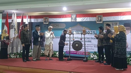 Gubernur Wayan Koster memukul gong tanda pembukaan Silakwil ICMI Bali, Minggu (2/3/2025).