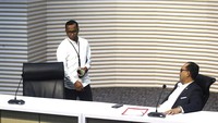 Plh Direktur Penyidikan KPK Budi Sokmo Wibowo bersama juru bicara baru KPK Tessa Mahardika Sugiarto bersiap memberikan keterangan pers terkait penetapan tersangka dugaan tindak pidana korupsi pemberian fasilitas kredit oleh Lembaga Pembiayaan Ekspor Indonesia (LPEI) di Gedung KPK Merah Putih, Jakarta, Senin (3/3/2025).