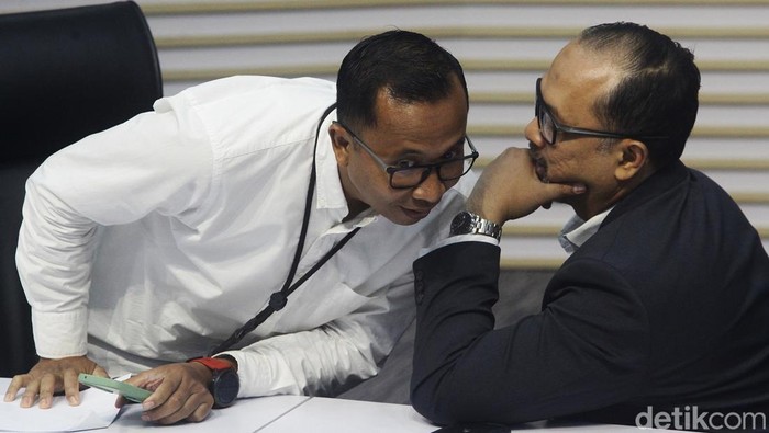 Plh Direktur Penyidikan KPK Budi Sokmo Wibowo (kiri) bersama juru bicara baru KPK Tessa Mahardika Sugiarto memberikan keterangan pers terkait penetapan tersangka dugaan tindak pidana korupsi pemberian fasilitas kredit oleh Lembaga Pembiayaan Ekspor Indonesia (LPEI) di Gedung KPK Merah Putih, Jakarta, Senin (3/3/2025).
