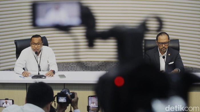Plh Direktur Penyidikan KPK Budi Sokmo Wibowo (kiri) bersama juru bicara baru KPK Tessa Mahardika Sugiarto memberikan keterangan pers terkait penetapan tersangka dugaan tindak pidana korupsi pemberian fasilitas kredit oleh Lembaga Pembiayaan Ekspor Indonesia (LPEI) di Gedung KPK Merah Putih, Jakarta, Senin (3/3/2025).