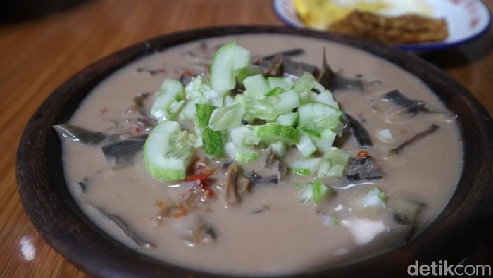 Kuliner nasi ontel di kafe Tayu Kulon Kecamatan Tayu, Kabupaten Pati, Senin (3/3/2025).