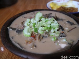 Lezatnya Berbuka Pakai Nasi Ontel di Kafe Jadul Tayu Pati