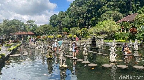 Suasana kunjungan wisatawan ke Taman Tirta Gangga, Karangasem Senin (3/3/2025). (foto: I Wayan Selamat Juniasa)