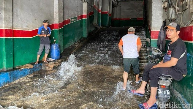 Macet-macetan di Depok gara-gara Air Terjun di Margonda