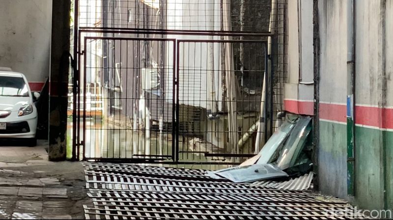 Lalu lintas di Jalan Margonda Raya, Depok arah Jakarta tersendat karena genangan air. Banjir muncul dari luapan sungai yang mengalir lewat bangunan bengkel. (Devi Puspitasari/detikcom)