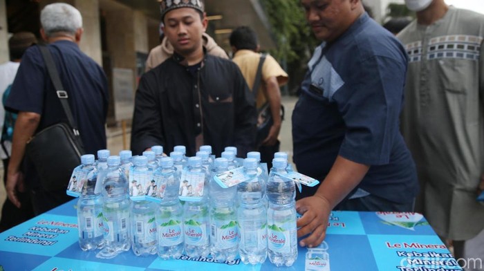 Masjid Istiqlal menggelar buka puasa bersama Le Minerale selama Ramadan 2025.