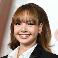 Rambut penyanyi 27 tahun ini ditata dengan gaya teased waves, memberikan efek volume yang glamor. Sebagai pelengkap, ia mengenakan headband untuk sentuhan retro chic. Foto: Getty Images/Savion Washington