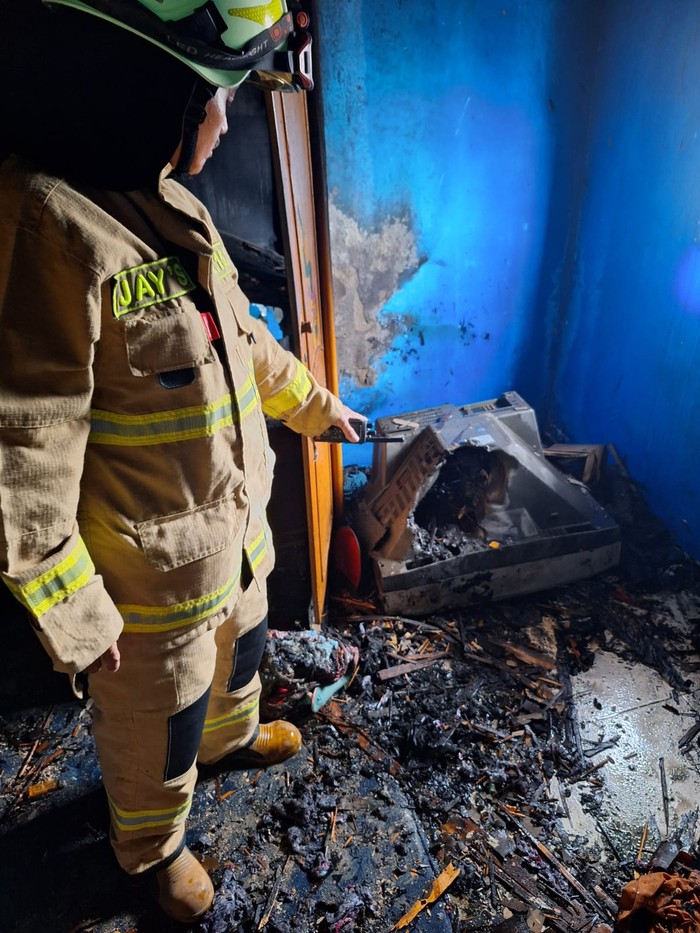 Lokasi kamar dalam rumah yang terbakar gara-gara charger ponsel terlalu lama dicolokkan ke stop kontak. (Dok Sudin Damkar Jakarta Utara)