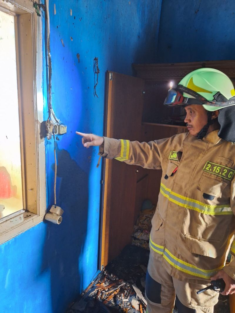 Lokasi bilik dalam rumah nan terbakar gara-gara charger ponsel terlalu lama dicolokkan ke stop kontak. (Dok Sudin Damkar Jakarta Utara)