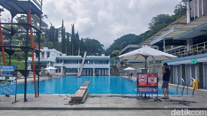 Lokasi kolam renang di Taman Rekreasi Selecta Kota Batu sepi saat Ramadan