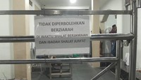 Namun, perlu diperhatikan bahwa selama waktu salat berjamaah, termasuk saat salat Jumat, para peziarah tidak diperbolehkan mengunjungi makam. Pihak masjid dengan tegas akan menegakkan larangan tersebut. (Asti Azhari/detikTravel)