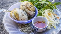 Makanan ekstrem bernama balut ini tengah populer di kalangan foodies dan wisatawan. Namun konsumsinya harus memiliki rasa tega mengunyah embrio ayam atau itik yang sudah terbentuk pada beberapa organ tubuhnya. Foto: Now Boarding
