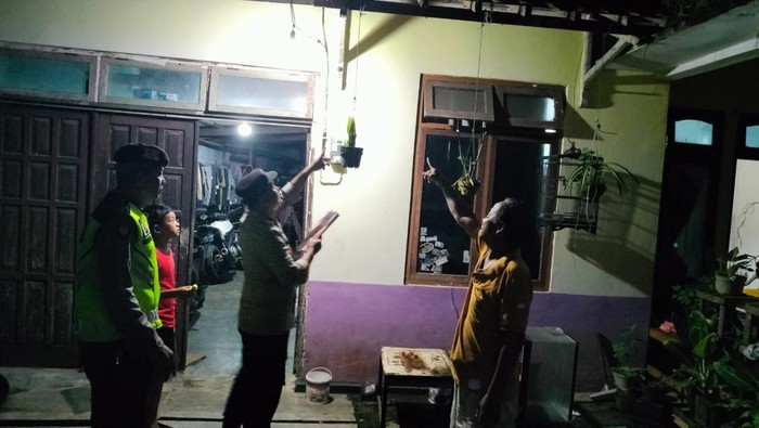 Polisi melakukan olah TKP lokasi pencurian burung kenari di Sleman, Senin (3/3/2025).