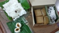 Kalau mau menikmati kue putu Medan yang gurih manis, kamu bisa mampir ke Kue Putu Yoga di kawasan Jatimakmur, Bekasi. Harganya Rp 2.500 saja per buah. Foto : Google Review