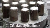 Di Tenda Sunter Indah, Jakarta Utara juga ada penjual putu bambu legendaris. Hampir 30 tahun menawarkan kue putu yang lembut dengan isian meleleh di mulut. Harganya mulai dari Rp 3.000 saja. Foto : instagram @daddykuliner